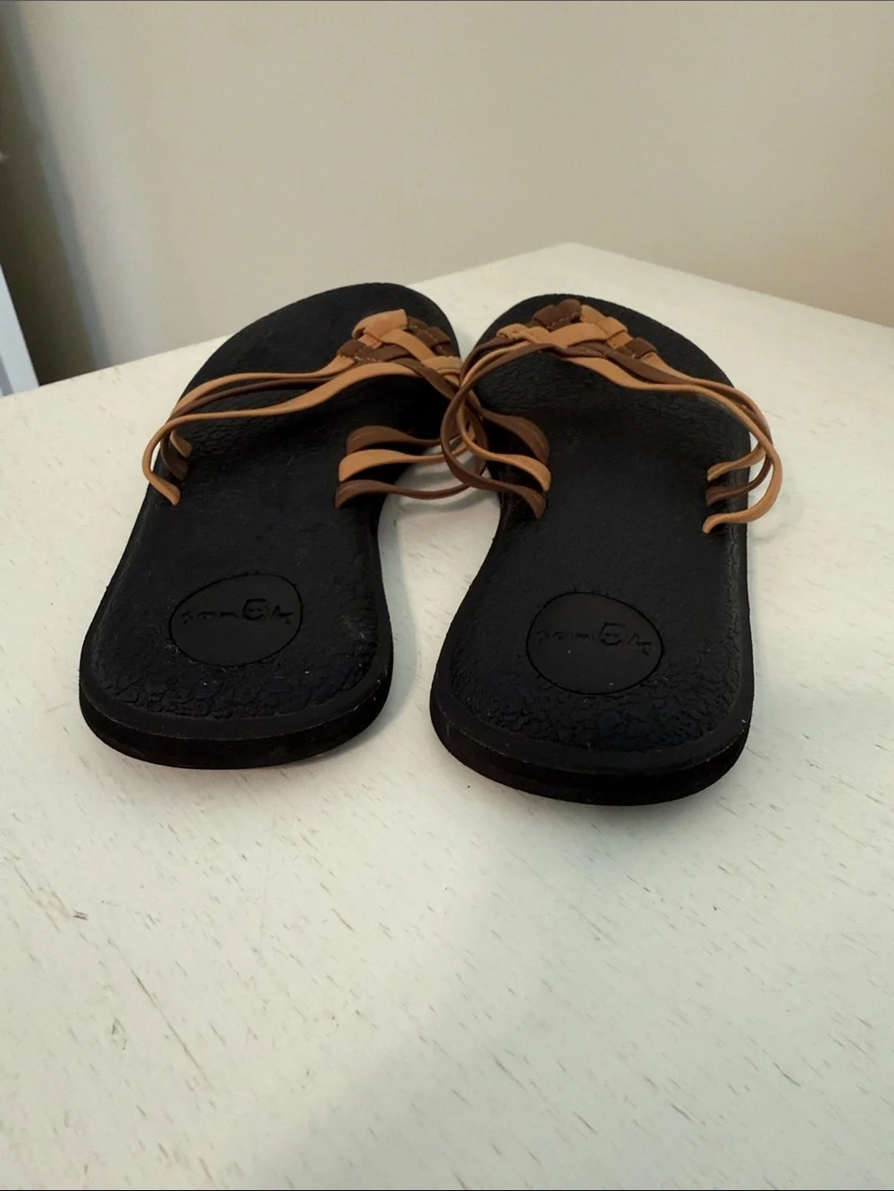 Sanuk Women’s Tan and Brown Yoga T-Strap Salty Sandals / Size 7 / Good Condition